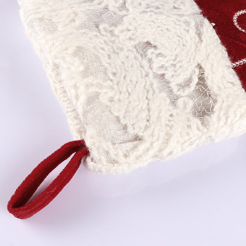 Calcetines con colgantes de decoración navideña